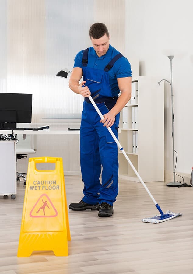 Professioneel schoonmaakteam in een gebouw